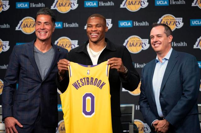 赛事走势-荣归故里韦少笑逐颜开，新赛季他要“边走边看”