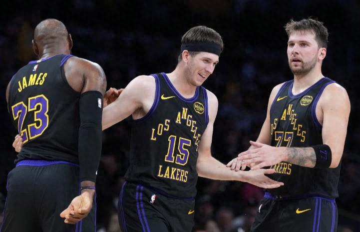 赛事走势-失误不断，湖人险胜鹈鹕，东契奇关键时刻统治比赛